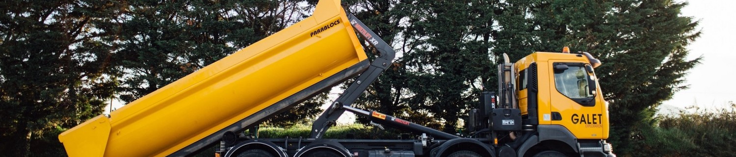 Dépose de bennes Dépose de bennes avec un camion ampirol